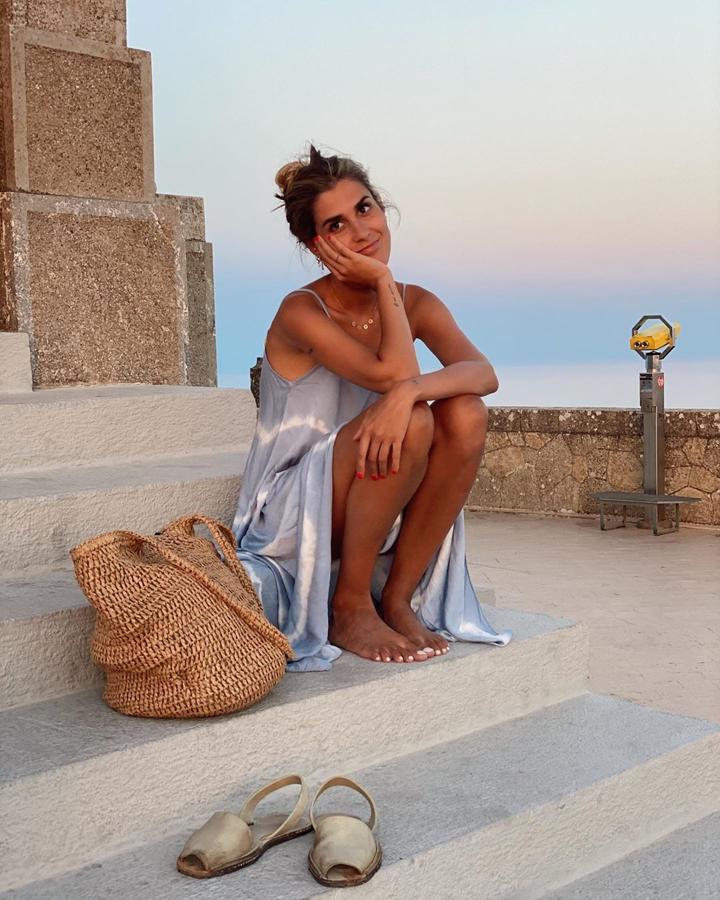 Mery Turiel ha conseguido uno de los looks de playa más bonitos gracias a un vestido largo de corte fluido y de tie dye de Pura Vida. Este estampado es súper tendencia esta temporada y además, la influencer optó por llevarlo en un color azul que resalta su moreno.