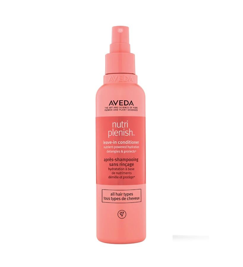 Spray acondicionador ligero, sin aclarado, que hidrata y restaura el cabello durante 72 horas al tiempo que lo desenreda y lo protege del daño térmico de hasta 232 °C. Su filtro UV de origen natural proteger de la sequedad que produce el sol. ​ Nutriplenish Acondicionador de Aveda  (31,99 €).