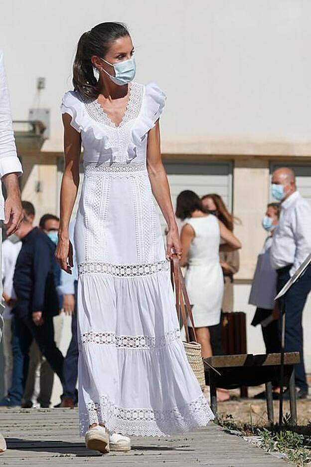 El vestido blanco con mensaje de la Reina Letizia lo firma Charo Ruiz Ibiza.