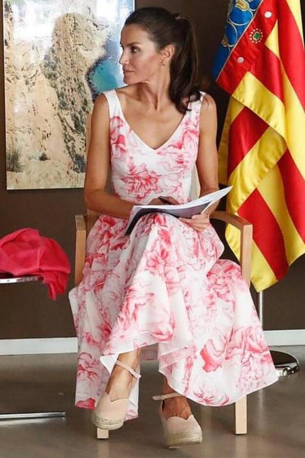 Letizia, con vestido repetido de Adolfo Domínguez y alpargatas de Macarena Shoes