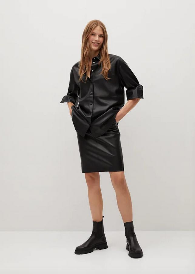 Diseño entallado en color negro y efecto piel para esta falda lápiz de Mango con costuras decorativas y abertura posterior en el bajo. Disponible entre las tallas 32 y 44, cuesta 25,99 euros.