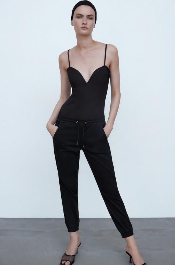 De tiro alto, con cintura elástica, este pantalón jogging de Zara viene con diseño ajustado, cintura elástica de cierre con cordones y bolsillos laterales. Pertenece a la colección sostenible de la firma, cuestan 29,95 euros y está disponible entre las tallas XS y XXL.