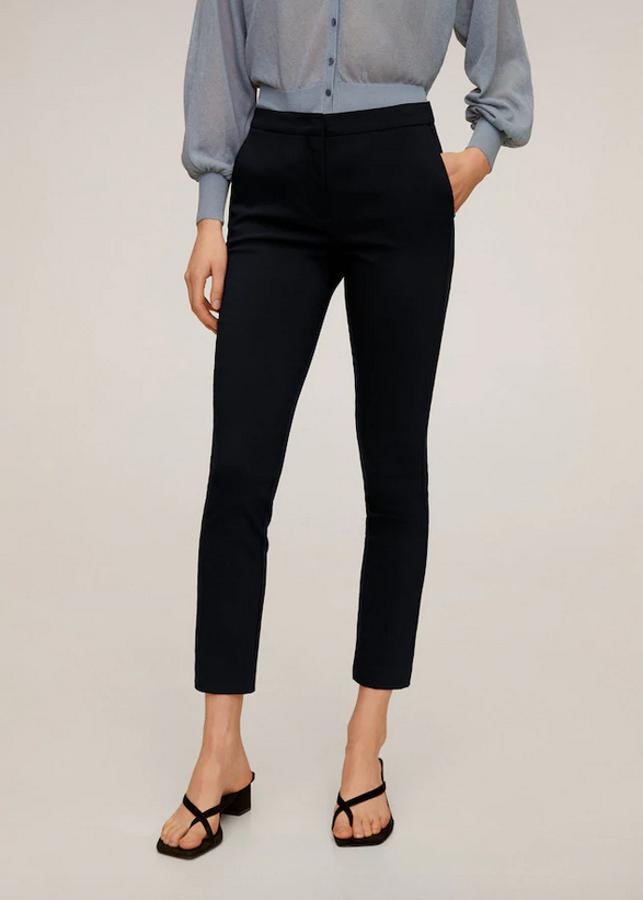 En azul marino, de corte skinny y diseño crop, este pantalón de tejido elástico de Mango viene con bolsillos laterales y bolsillos de ribete en la parte posterior. Con un precio de 19,99 euros, está disponible entre las tallas 32 y 42.