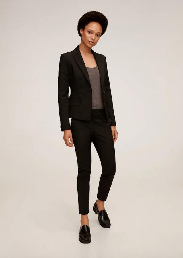 En color negro, de corte slim y tiro medio, estos pantalones pitillo de Mango vienen con bolsillos laterales y cierre de cremallera. Están disponibles entre las tallas 34 y 44 y cuestan 25,99 euros.