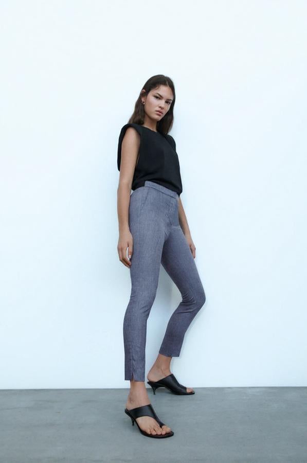 De tiro medio, con elástico en la espalda y bajo acabado con abertura, estos pantalones pitillo en color índigo de Zara tienen un precio de 19,95 euros y están disponibles entre las tallas XS y XXL.