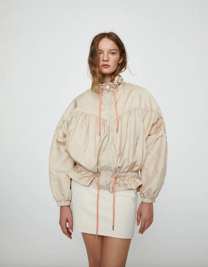 En color beige con gomas anaranjadas, esta cazadora confeccionada en tejido ligero viene con cuello alto, mangas largas y cierre de cremallera. De 25,99 euros ha pasado a costar 9,99 euros y está disponible únicamente en la talla XS.