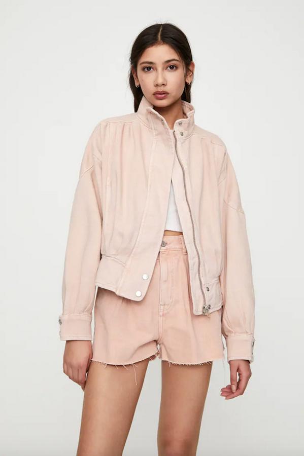 Cuello alto y detalle de pliegues para esta cazadora de color rosa confeccionada en algodón orgánico. Tenía un precio de 29,99 euros y ahora podemos encontrarla por 9,99 euros en las tallas XS, S y M.