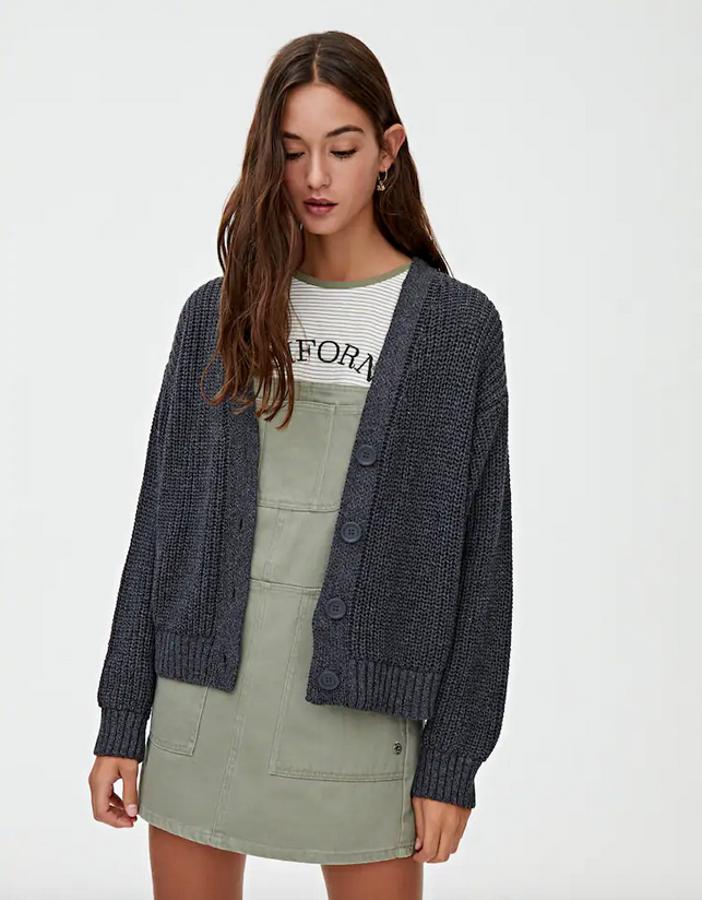 En color plomo vigoré, con escote de pico y cierre de botones delanteros a tono, esta chaqueta de punto tenía un precio de 22,99 euros y ahora podemos comprarla por 5,99 euros únicamente en la talla XS.