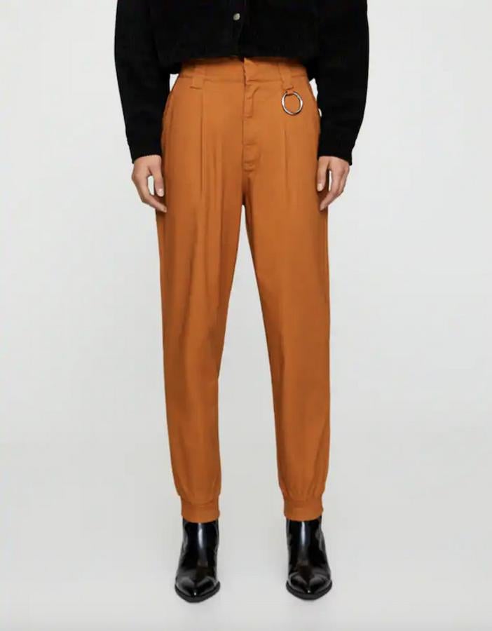 Con detalle de cadena en la pernera, bajos elásticos y cintura con trabillas, este pantalón cargo básico en color ocre tenía un precio de 22,99 euros y ahora podemos encontrarlo por 5,99 euros entre las tallas XS y L.