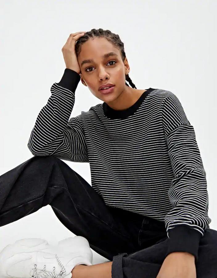 Estampado de rayas grises y negras para esta sudadera básica de cuello redondo y manga larga confeccionada en algodón. Costaba 9,99 euros y ahora podemos encontrarla por 5,99 euros en las tallas M y L.