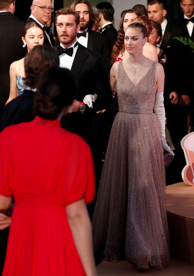 Como una auténtica princesa o, también, como la estrella más glamourosa del Hollywood de los años 50. Como Grace Kelly, en definitiva, vimos a Beatrice Borromeo con este imponente vestido de Dior en el Baile de la Rosa de 2019.