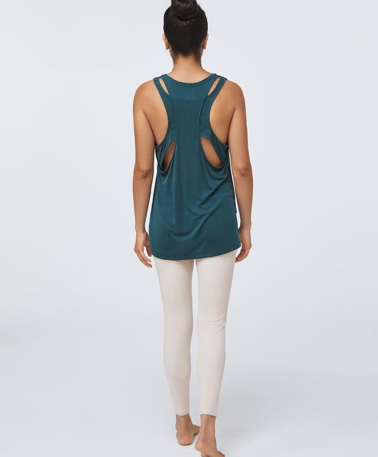 La firma de Inditex Oysho es uan buena opción si buscas ropa para hacer deporte sin gastar demasiado, Tiene un sinfín de productos para todos los gustos, como esta camiseta de espalda cruzada y muy original (17,99 euros).