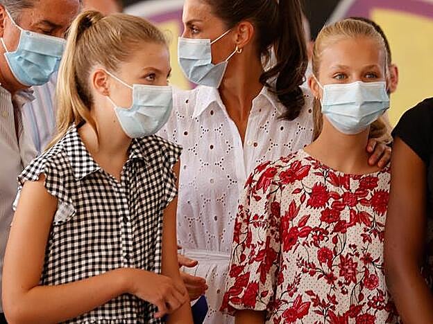 Letizia sujeta a la princesa Leonor en un momento de su visita al barrio mallorquín de Son Roca.