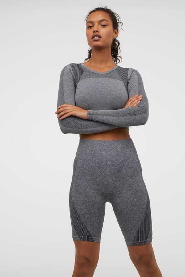 De entre las firmas low cost que ofrecen ropa deportiva, H&M es una de las pioneras. La firma sueca tiene todo tipo de prendas para la actividad deportiva y en su nueva colección hemos encontrado estas mallas cortas en colo gris jaspeado que parecen de lo más cómodas (14,99 euros).