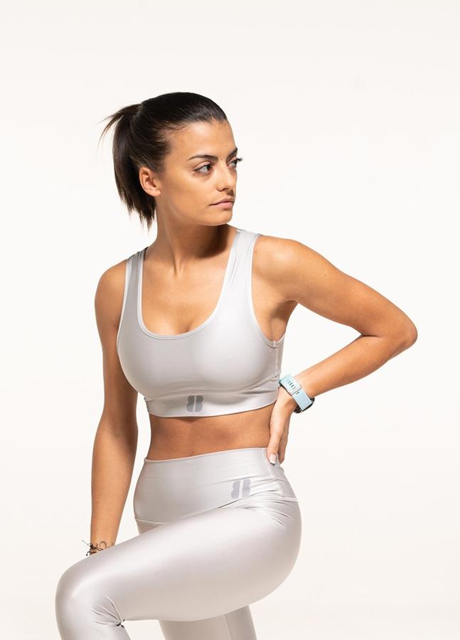 Breizn es una marca española de moda deportiva femenina que tiene diseños tan ideales como este. Un conjunto de tejido de gran calidad con acabado metalizado plateado y que está formado por un top (24,99 euros) y unas mallas de talle alto.