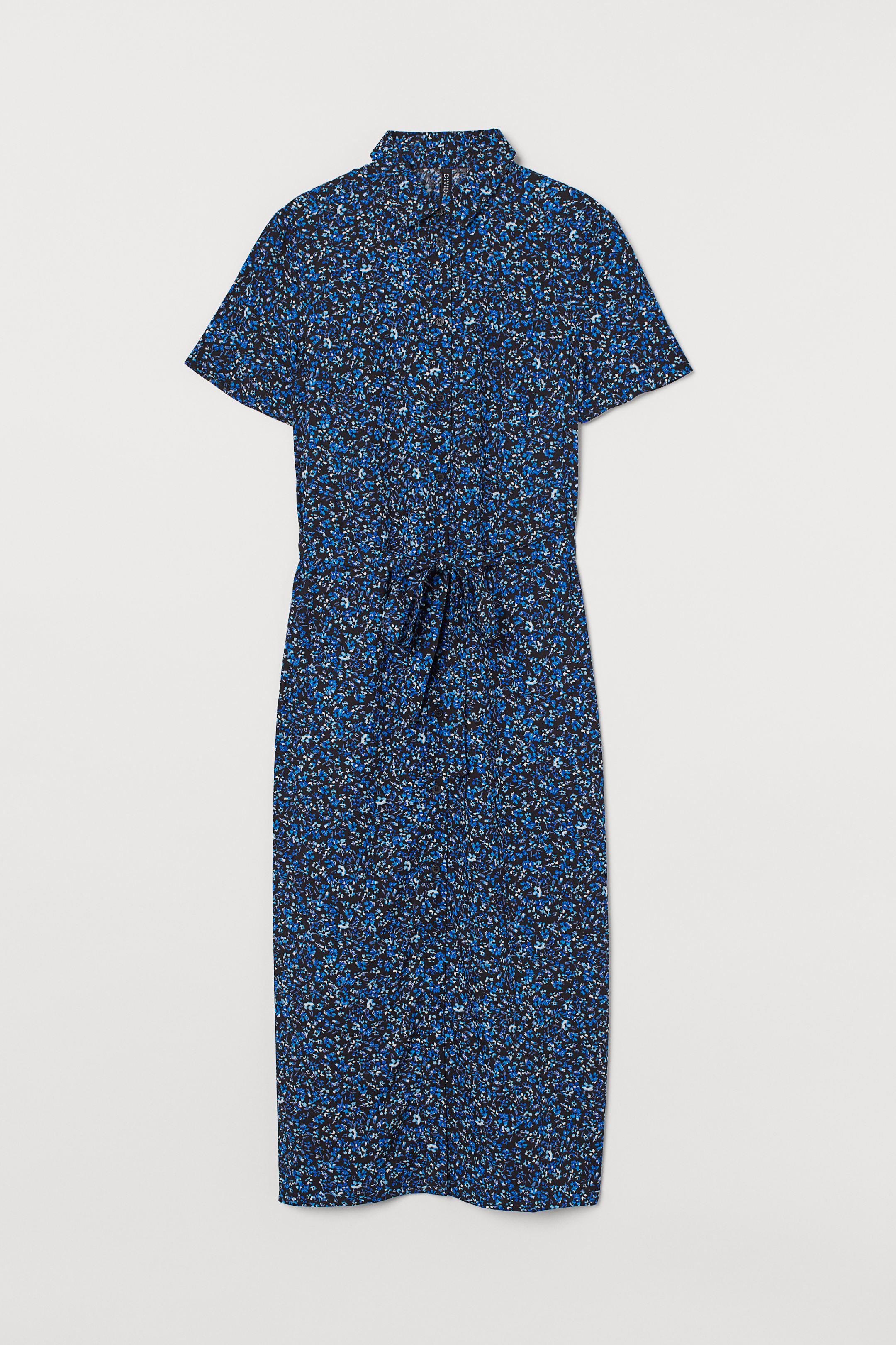 Vestido camisero tipo bata con estampado de flores y corte midi de la nueva colección de H&M. (24,99 euros).