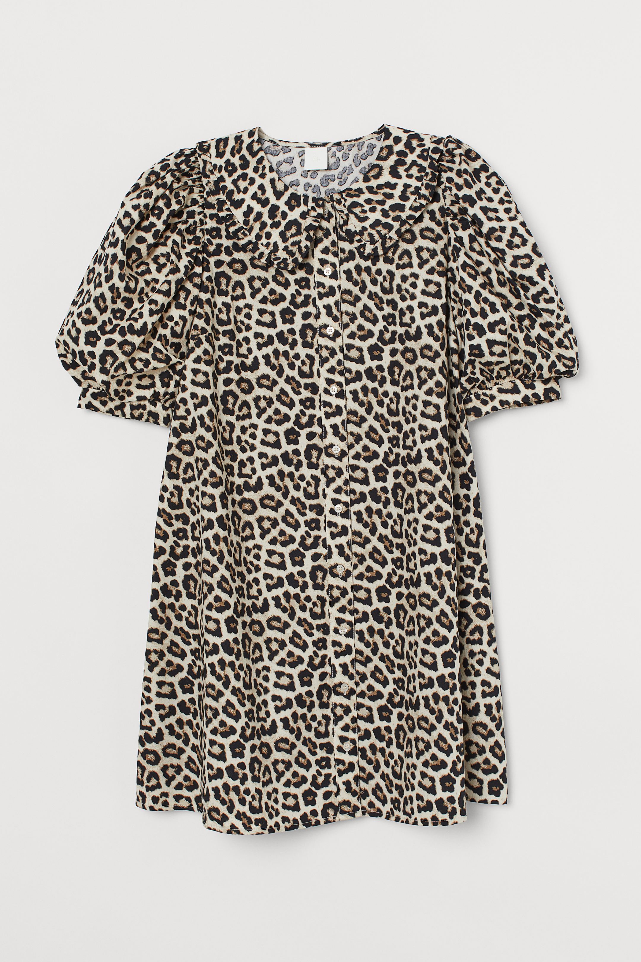 Con estampado de leopardo, cuello bobo (la tendencia que triunfa en verano y que va a seguir arrasando en otoño), mangas abullonadas, cierre de botones y tejido fluido. Vestido de la nueva colección de H&M. (29,99 euros).
