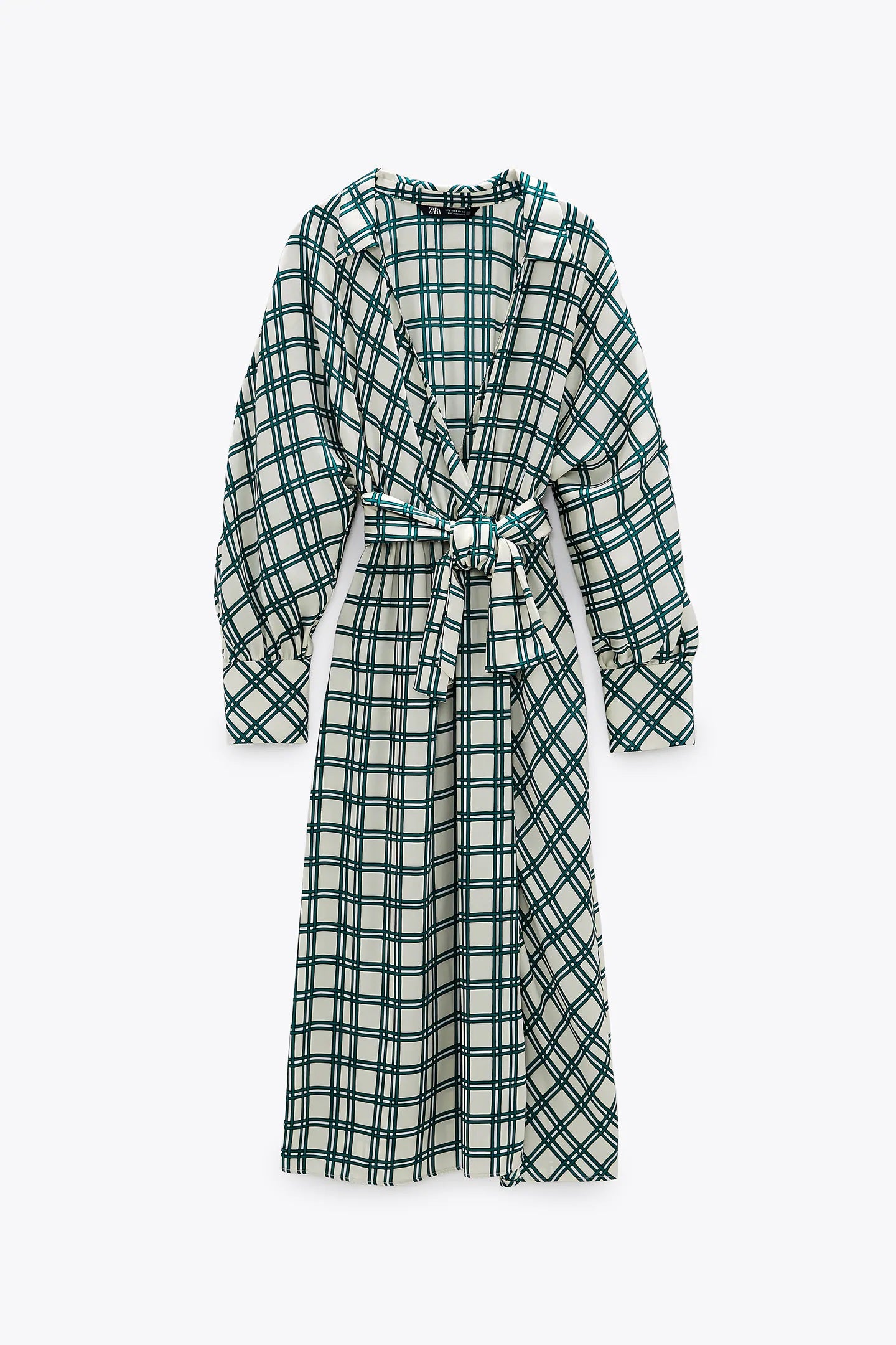 Las novedades de Zara traen también el estampado de cuadros asimétricos por todo lo alto en este vestido midi tipo camisero con cinturón y escote a pico. Perfecto para el otoño. (39,95 euros).