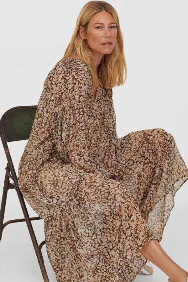 Una buena alternativa al vestidode Ganni que lleva Blanca Miró. Se trata de un vestido largo en gasa arrugada vaporosa con abertura de pico y tiras de anudar en el escote. Lleva los hombros caídos, mangas globo largas con puños elásticos y una costura en la cadera la y rodilla. Solo cuesta 39,99 euros e incluye una combinación de punto de quita y pon.