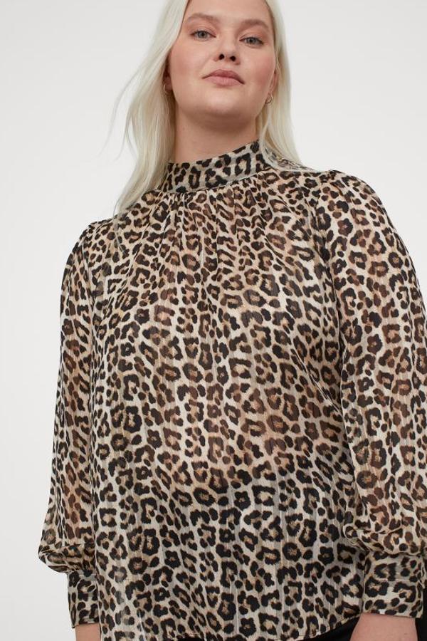 La colección de tallas grandes de H&M tiene varios diseños estampados en leopardo con siluetas generosas. Nos quedamos con esta blusa vaporosa en tejido arrugado de poliéster reciclado con cuello elevado y fruncidos en la parte superior para crear un ligero drapeado (14,99 euros).