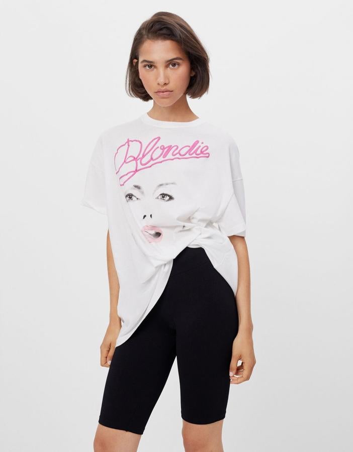 En Bershka han apostado por Debbie Harry, vocalista del grupo estadounidense Blondie, para esta camiseta blanca con tonos a contraste en rosa y negro en el estampado. Cuesta 12,99 euros y está disponible entre las tallas XS y L.