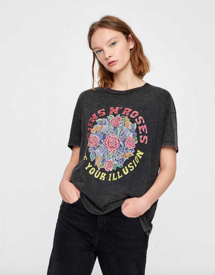 En Pull&Bear rinden tributo al tercer álbum de Guns N’ Roses con esta camiseta floral en tonos rojos, azules y amarillos. Tiene un precio de 15,99 euros y solo queda en las tallas XS y S.