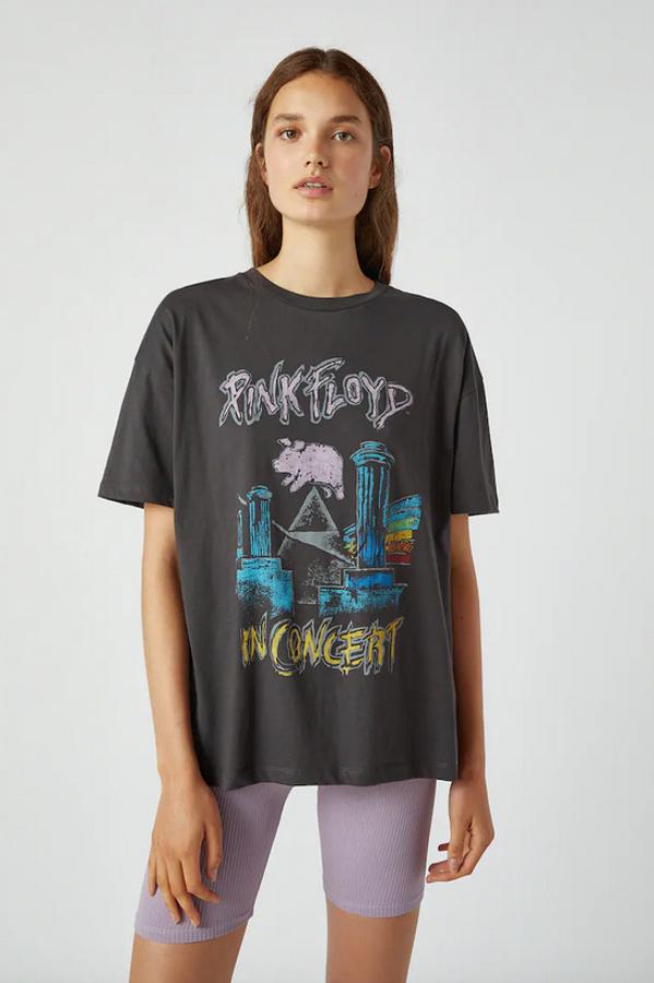 Entre las propuestas de Pull&Bear dedicada a Pink Floyd está esta camiseta en color gris con estampación en colores modo de dibujo con tizas. Tiene un precio de 15,99 euros y está disponible entre las tallas XS y L.