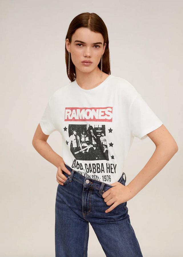 Otra apuesta por la banda de Joey Ramone es esta camiseta de Mango en color blanco con estampación en tonos rojos y negros dedicada al conocido grito de la banda. Cuesta 15,99 euros y está disponible en las tallas S, M y L.