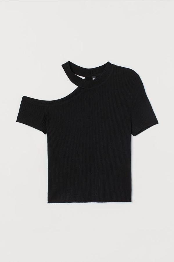 Confeccionado en punto de canalé y con cuello redondo, mangas cortas y sección de cut out en un hombro, este top entallado corto en color negro es de H&M. Cuesta 19,99 euros y está disponible en las tallas XS y M.