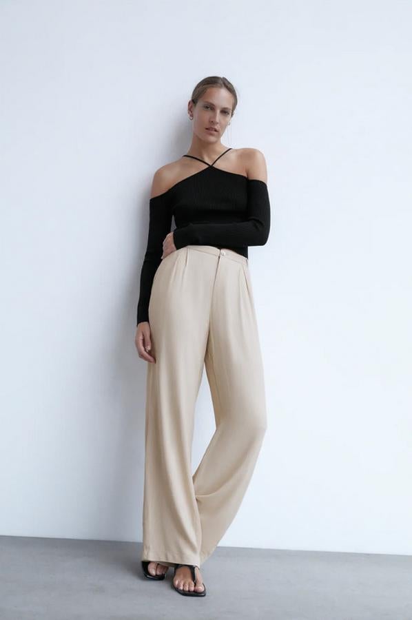 Este top de punto en color negro con hombros descubiertos, tirantes finos alrededor del cuello y mangas largas es de Zara y tiene un precio de 19,95 euros. Está previsto que llegue a la web en las tallas S, M y L.