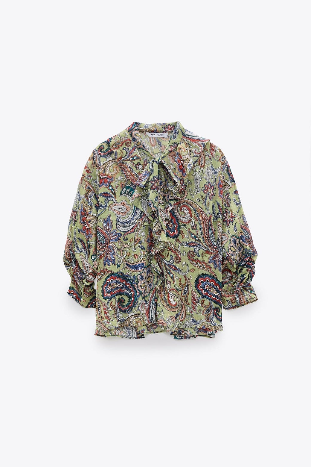 Ríndete al estampado paisley con esta blusa fluida con lazada en el cuello, escote a pico y volantes. ¡Ningún vaquero se le resistirá! Antes: 25,95 euros. Ahora: 12,99 euros.