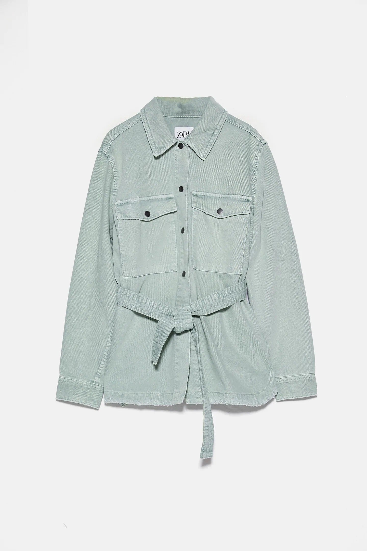 Chaqueta denim con cinturón en color verde agua para pasar del verano al otoño con estilazo. Antes: 29,95 euros. Ahora: 19,99 euros.