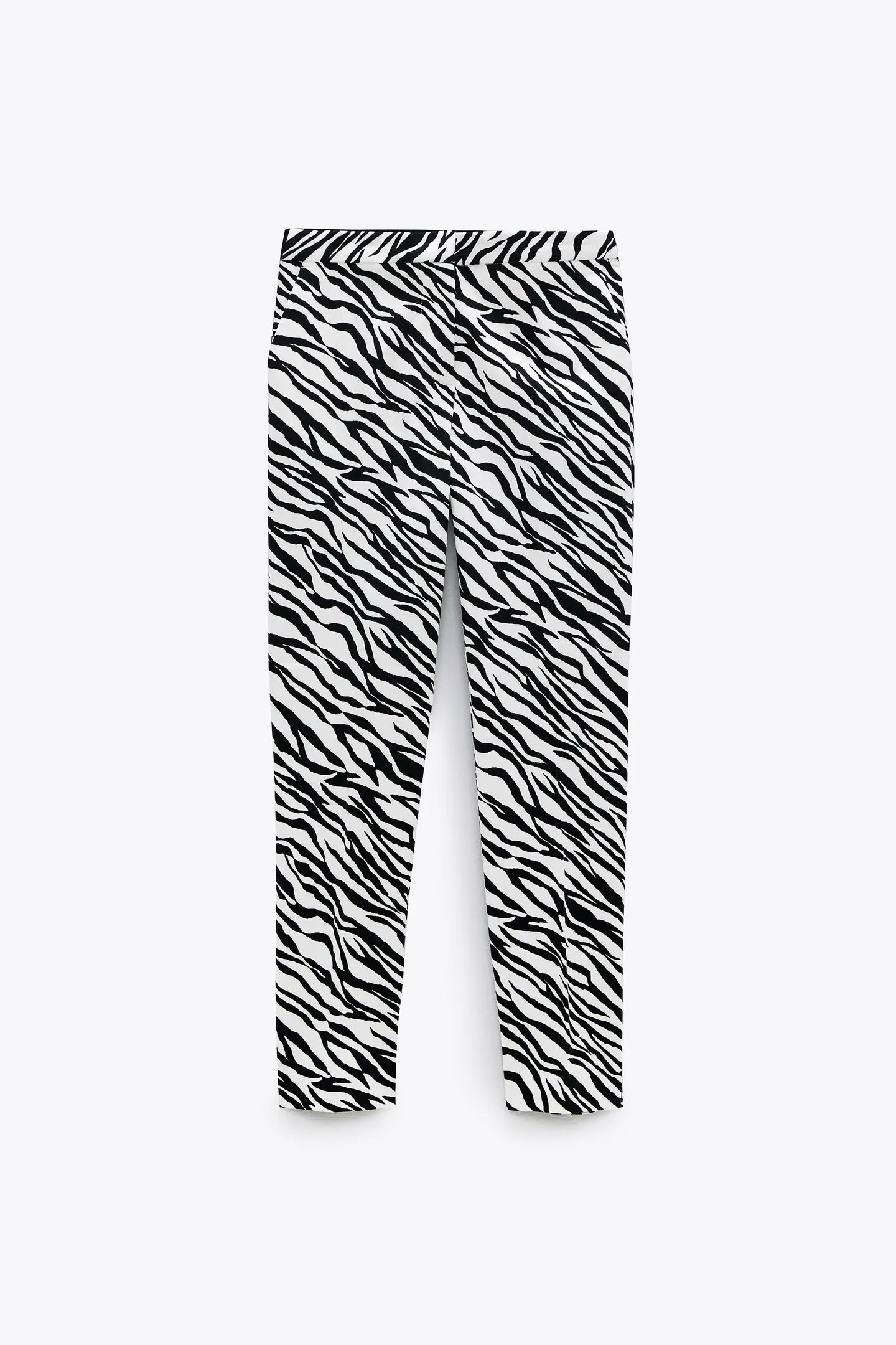 El estampado de cebra se ha ganado un hueco entre las tendencias más adoradas por las expertas en moda. Con estos pantalones jogger de Zara irás a la última por muy poco. Ahora: 12,99 euros.