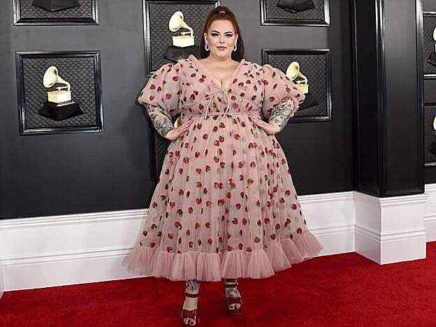 Tess Holiday posando en la alfombra roja de los Grammy con el vestido de fresas.