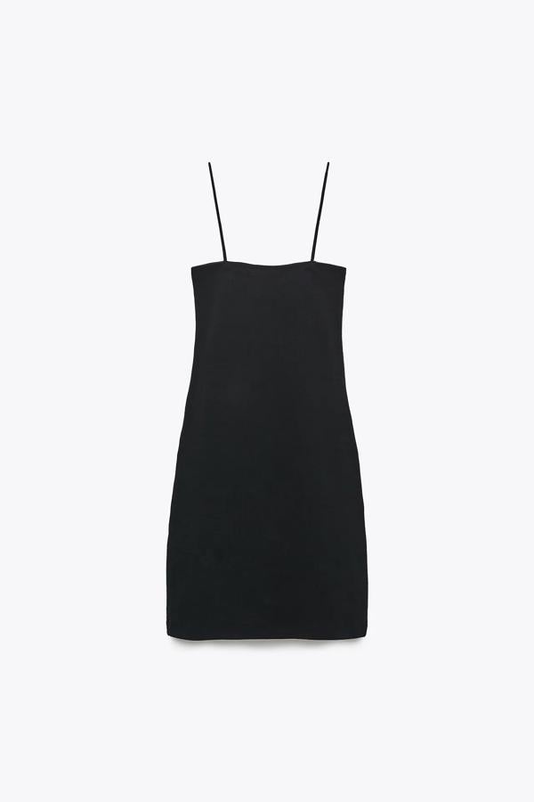 Este bodycon dress de Zara, con tirante fino y largo mini cuesta 9.95 euros y también está disponible en malva, azulón y beige.
