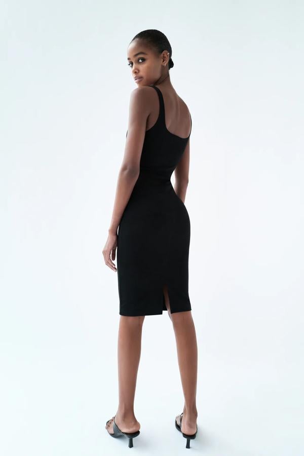 Este vestido minimalista ajustadísimo de la nueva colección de Zara nos ayuda a presumir de tipazo. Cuesta 12.95 euros y está disponible en otros cuatro colores: arena, lima, malva y lavanda.