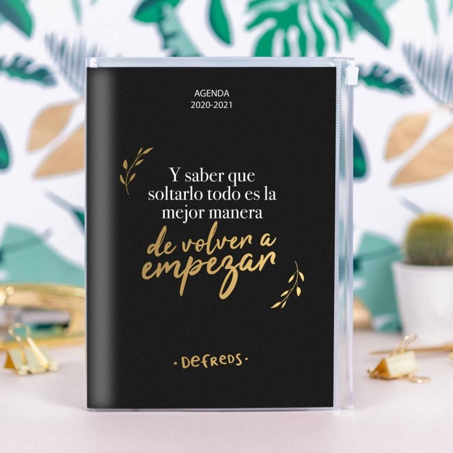 Si tu agenda es una extensión de tu brazo y la llevas siempre para aquí y para allá, este modelo de Defreds es el tuyo. Va forradita en plástico y sobrevivirá a tu bolso y mochila todo el curso. Su contenido, es un plus, (16,10 euros).