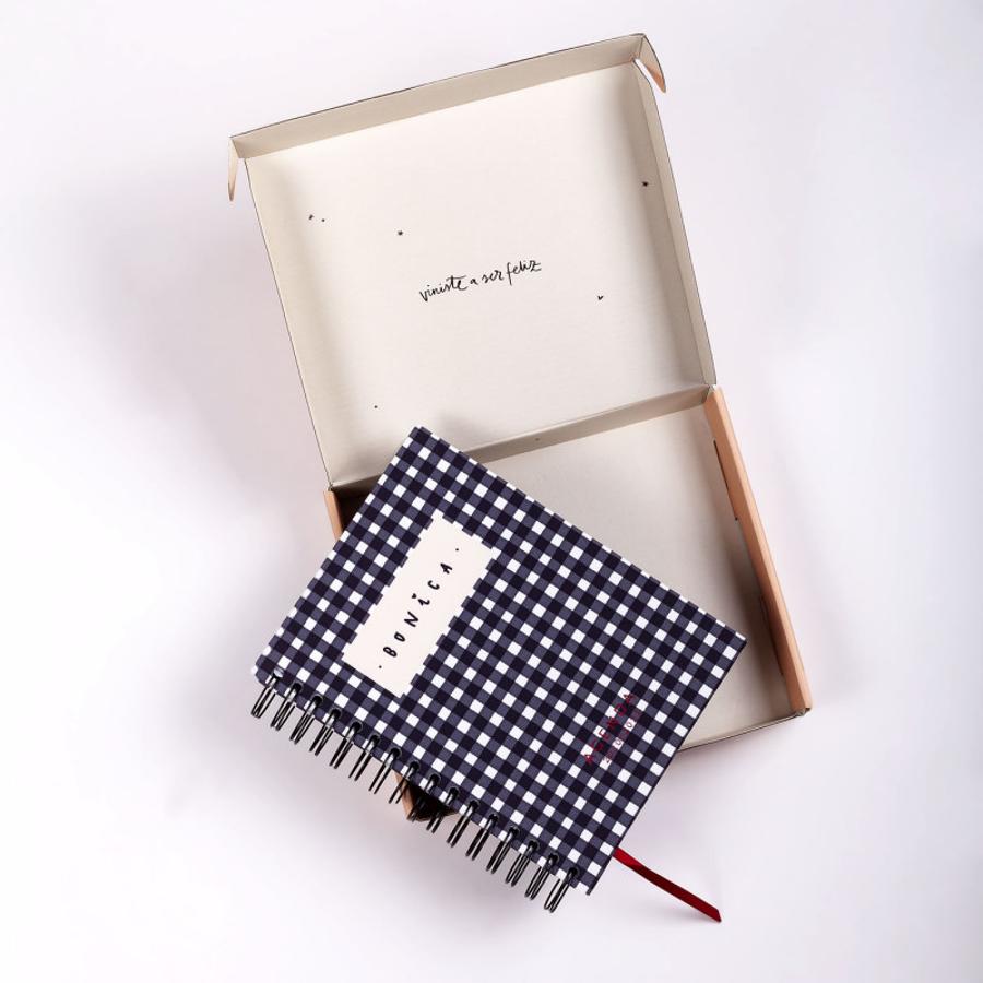 No hay palabra con más significado que "Bonica". Y la agenda de Lucía Be, (17,95 euros) lo corrobora. Su agenda escolar de este año con cuadros vichy no puede ser más bonita y trendy.