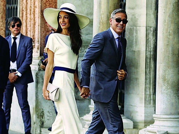 Llegando con su marido al Palazzo Ca Farsetti, en Venecia, donde se celebró su boda civil.