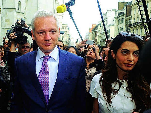 Amal junto al fundador de WikileaksJulian Assange.