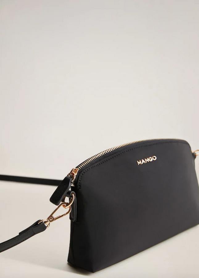 Formato pequeño en nylon para este bolso cruzado de Mango con logo en el frontal y cierre de cremallera en la parte superior. Los detalles vienen en tonos dorados, el asa de hombro es fina y tiene un precio de 12,99 euros.