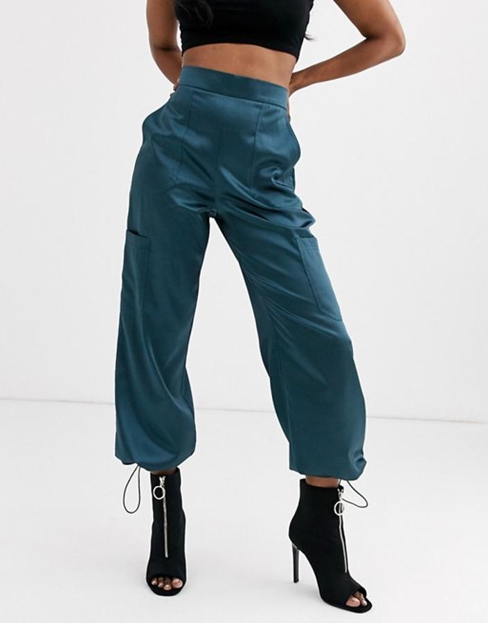 De talle alto con detalle elástico en la parte trasera de la cintura, estos pantalones de satén en verde azulado con bolsillos utilitarios son de Asos Design y de 48,99 euros ha pasado a costar 26,49 euros. Solo queda en la talla 42.