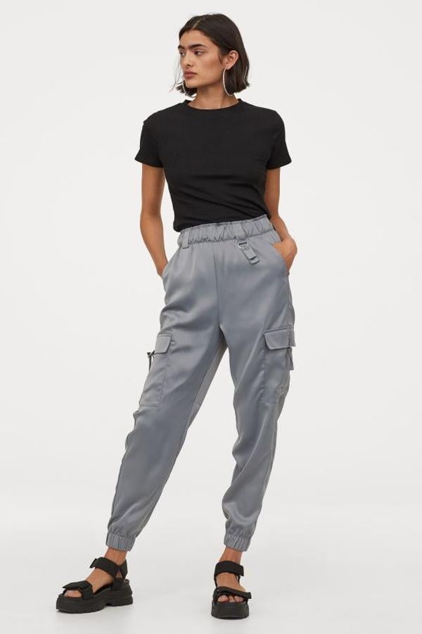 En color gris plateado, H&M ha lanzado este pantalón de satén con elástico revestido y trabillas en la cintura. Con perneras pitillo largas adornadas con bolsillos con solapa y terminadas en elástico revestido, solo están disponibles en la web de la firma. Cuestan 19,99 euros y podemos encontrarlos entre las tallas 32 y 50.