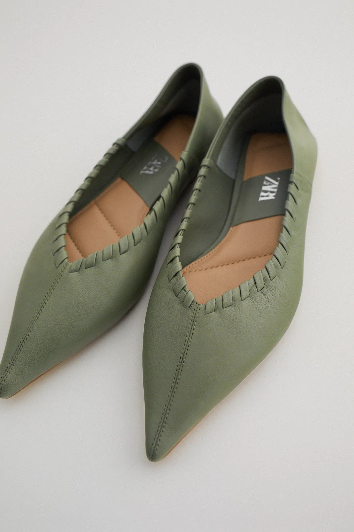 De la nueva colección de Zara: bailarina plana de piel soft en color verde, detalles de pespuntes en el contorno, acabado en punta y escote en V, el diseño perfecto para alargar visualmente las piernas sin esfuerzos. (39,95 euros).