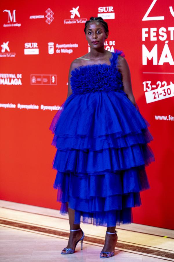 Lidia Nené, con un llamativo vestido midi de tul en azul klein.