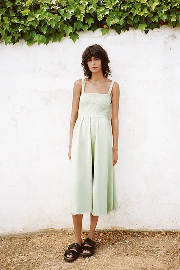 Vestido rústico de tirantes, con el cuerpo de nido de abeja, de Zara.