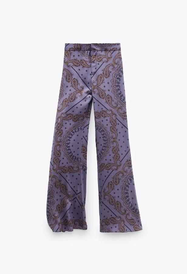 Pantalón flare de estampado de pañuelo en tonos lilas, de Zara (29,95 euros).