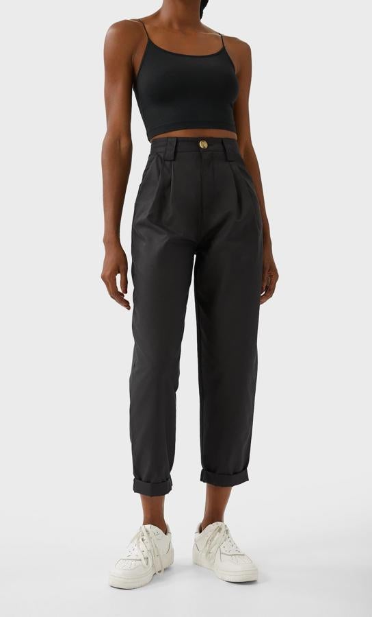 Pantalón negro holgado de talle alto, de Stradivarius (19,99 euros).