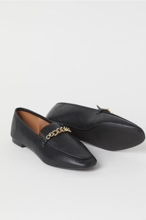 Con cadena dorada en la parte delantera, estos mocasines de H&M que solo podemos comprar en la web tienen un precio de 19,99 euros y están disponibles entre los números 35 y 42.