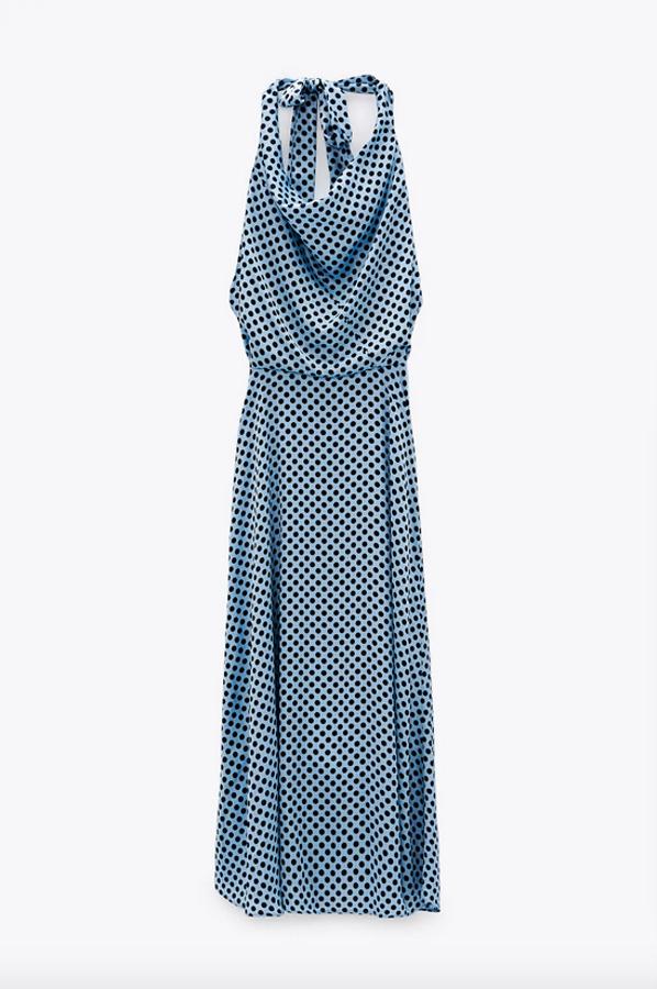 Diseño midi para este vestido de Zara que viene con cuello halter con lazada. Con cierre en la espalda con cremallera oculta y en color celeste con lunares negros, cuesta 39,95 euros y está disponible entre las tallas XS y XXL.
